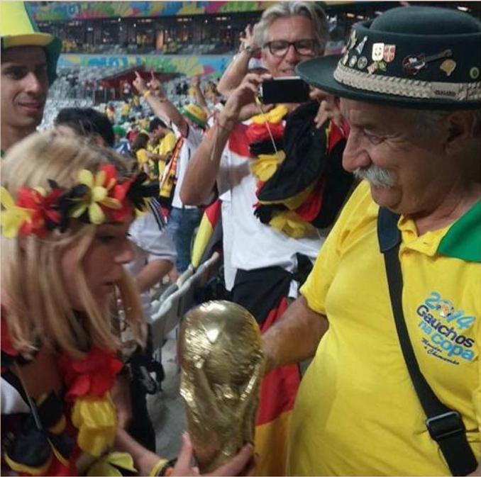 Le supporter brésilien remettant sa coupe à son "adversaire" allemande ( DR)