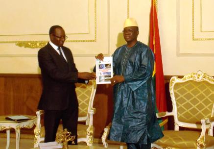 Le Président de l'ARCEP remettant le rapport 2013 au Premier ministre (© Burkina 24)