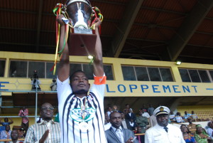 Le capitaine du RCB M'Bah Koné même s'il n'a pas joué a brandi le trophée de la Coupe du Faso 2014