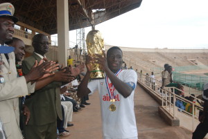 Alassane Tiemtoré est le premier capitaine de Fabao Foot a brandir le trophée du Tournoi international de la solidarité des centres de formation