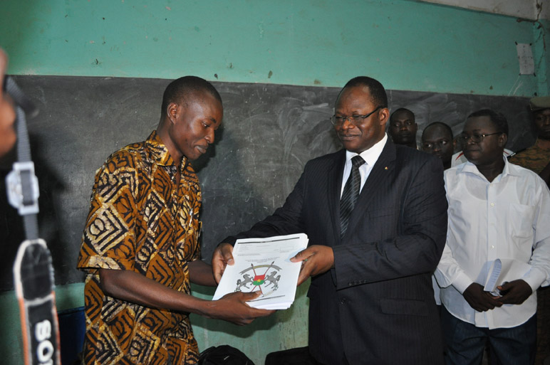 Le ministre Zakané (costume) remettant officiellement les sujets aux examinateurs ( © Burkina 24)  