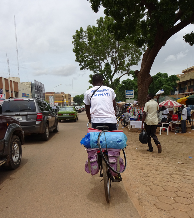Carlos Bossouvi, sur le départ pour la 8e étape de son périple (© Burkina 24)