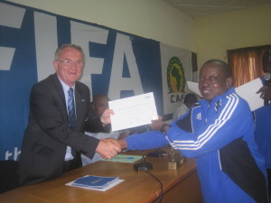 L'ancien entraîneur des Étalons cadets Pihouri Webonga (droite) a pris part au stage assuré par l'instructeur FIFA Frans Maçon