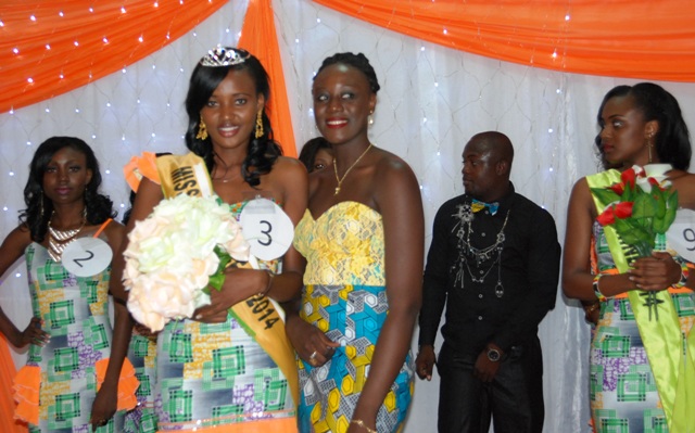 La promotrice en compagnie de la Miss (© Burkina 24)