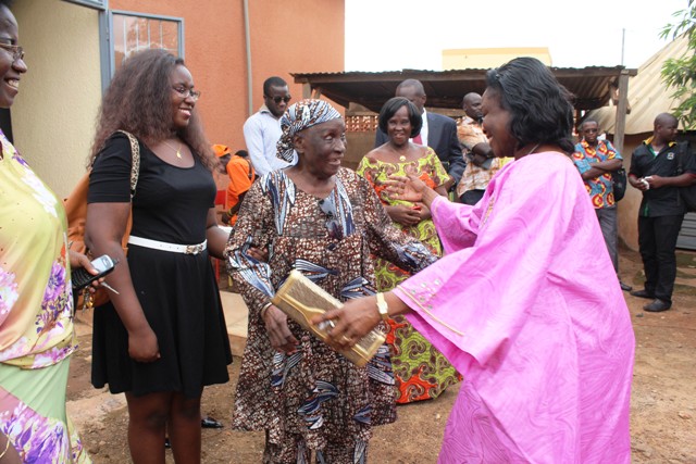 L'épouse du Premier ministre accueillie par Lucie Kaboré/Traoré (foulard)  (© L'Obs)