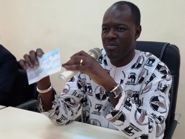 Le président du parti, Gilbert N. Ouédraogo, tenant le chèque qui sera remis au ministère de la santé ( © DR)
