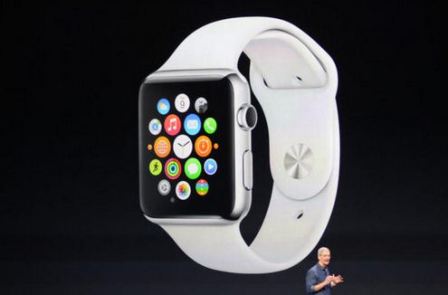 L'Apple Watch, la montre connectée avec un cadran rectangulaire lors de la présentation