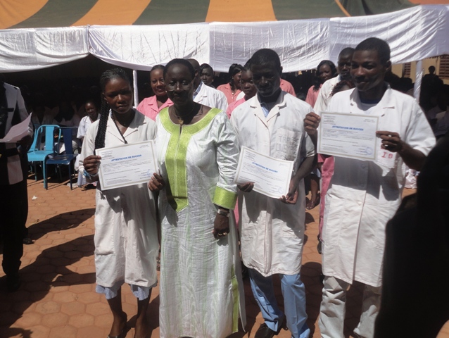 La fondatrice de l'école privée de santé "Sainte Edwige", Ilboudo/Diallo R. Edwige, remettant des diplômes aux nouveaux agents de santé (©Burkina24)