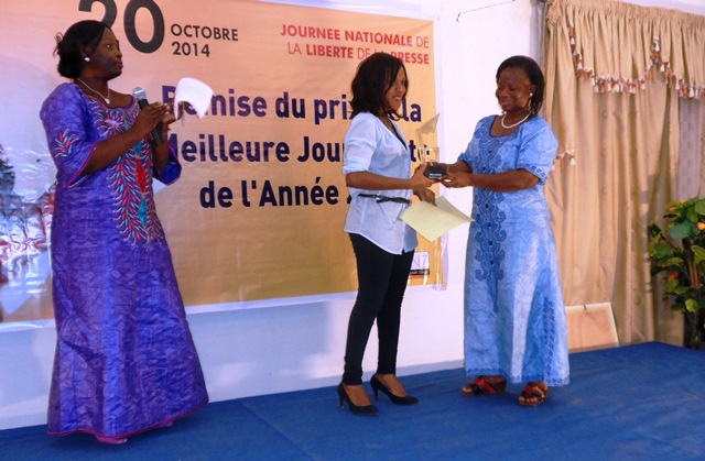 Aïssata S recevant son prix des mains de Mme la Chargée de Programmes de DIAKONIA
