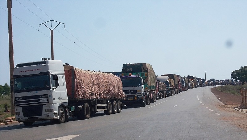 Camions provenant du Togo (Photo prise à la frontière)
