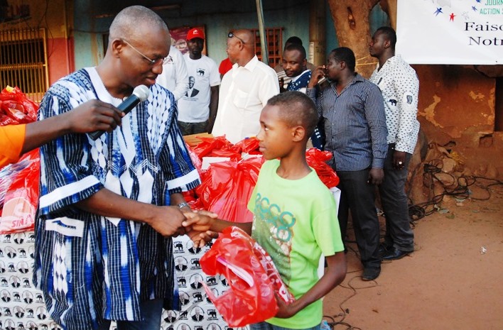 Cheick Zerbo, élève en classe de CM2, recevant ses fournitures scolaires des mains de Me Bouba Yaguibou, député maire de la commune de Po(©Burkina24)