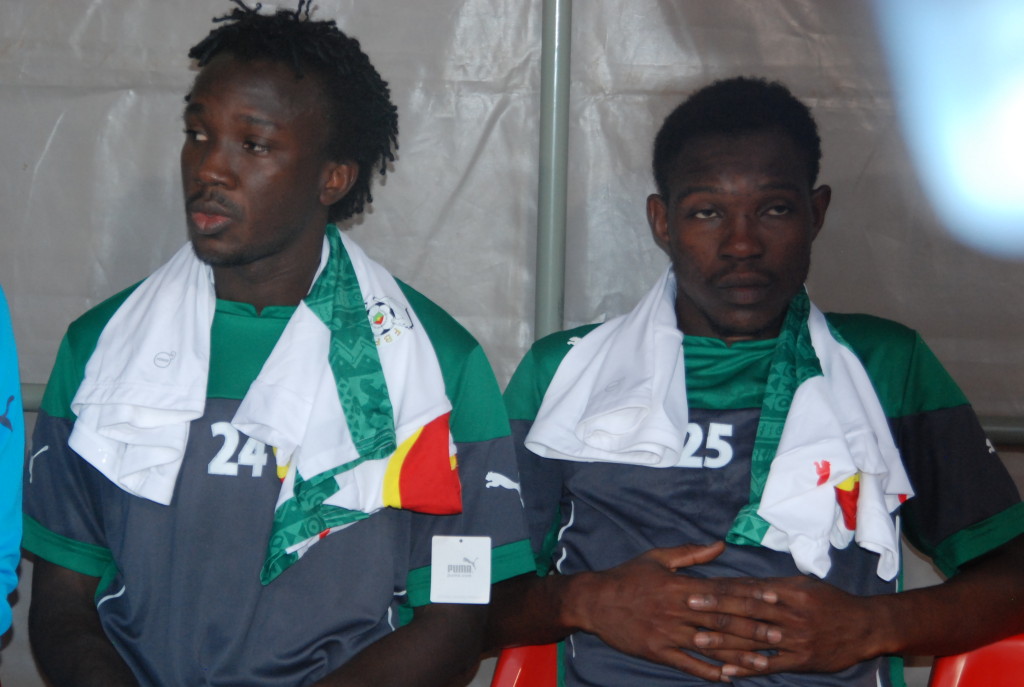Entré en cours de jeu, Moussa Yedan à gauche (Issa Gouo à droite) a prouvé qu'il mérite mieux que 2 minutes de jeu.