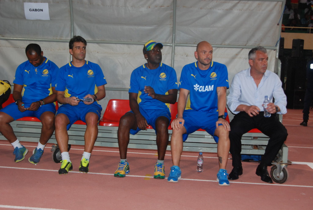 L'entraîneur adjoint des Panthères du Gabon Pierre François Aubame-Eyang (3ème à partir de la droite) trouve que le Gabon progresse.