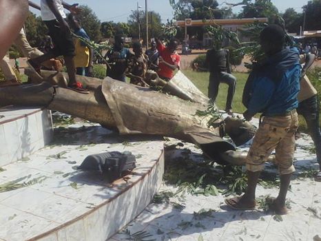 Un monument dédié à Blaise Compaoré à Bobo-Dioulasso détruit par des manifestants (© DR)