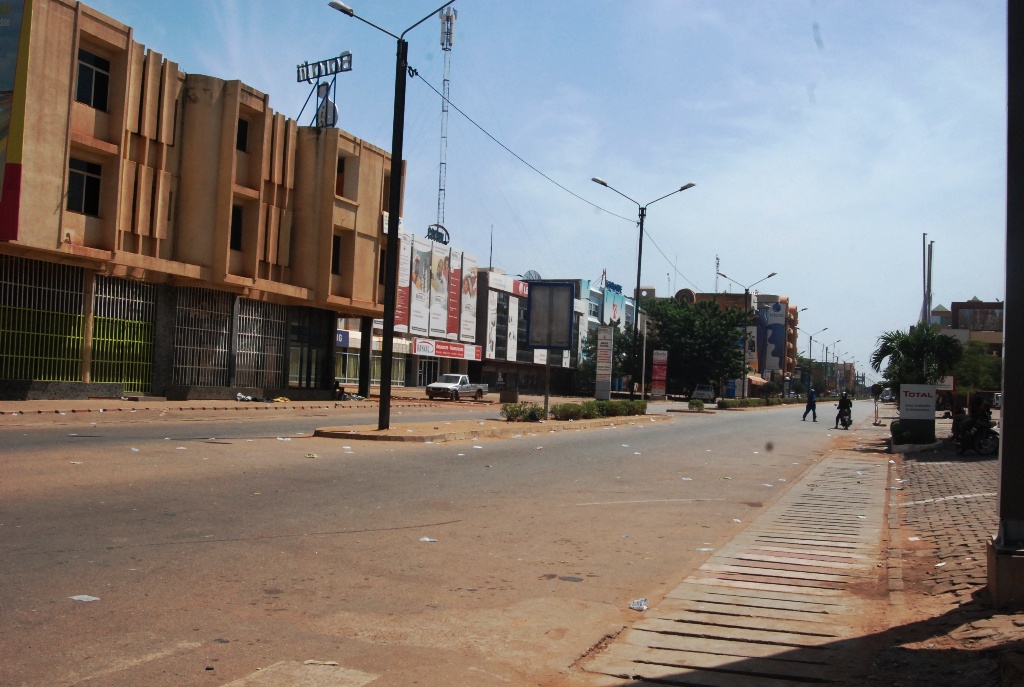L'Avenue Kwameh Nkrumah aux environs de  13h, ce 28 octobre 2014 (© Burkina 24)