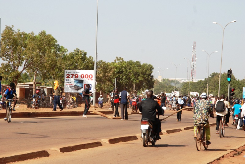 Des manifestants, parmi lesquels desélèves,  sur le Boulevard Charles de Gaulle aux environs de l'Université de Ouagadougou (© Burkina 24)