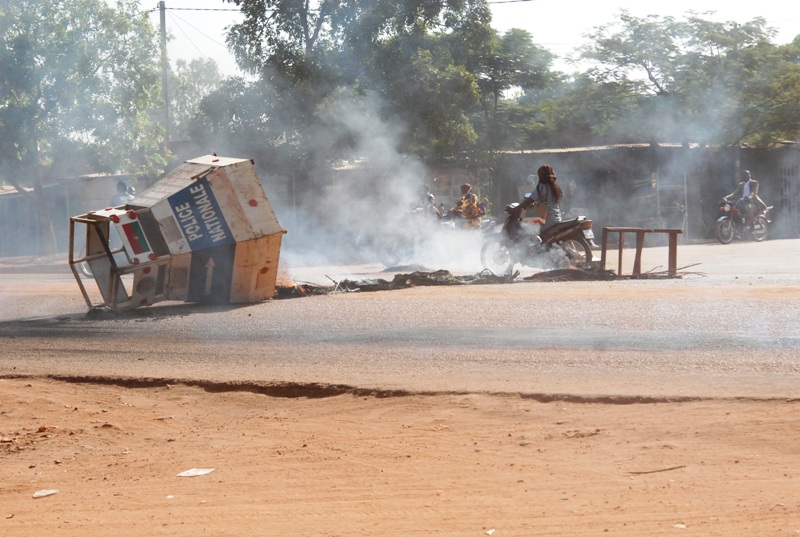Une barricade fumante sur le boulevard des Tansoaba (© Burkina 24)