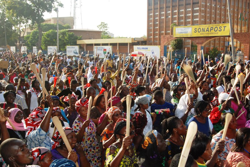 Les manifestantes sur l'Avenue de la Nation (© Burkina 24)