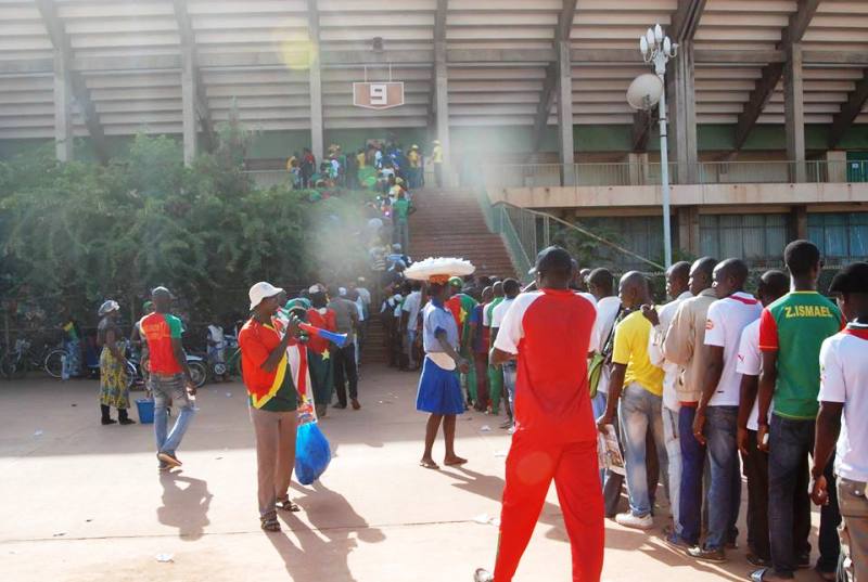 Les supporters devant les guichets du stade (© Burkina 24)