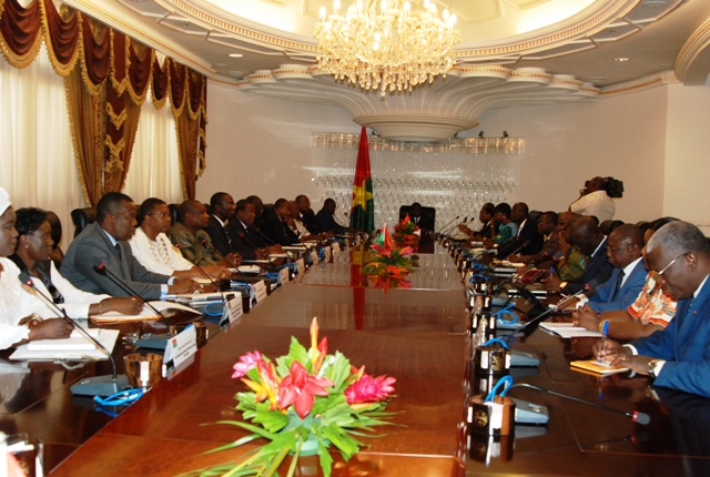 Premier conseil des ministres du gouvernement de transition. Si le décor reste le même, les acteurs ont changé (© Burkina24)