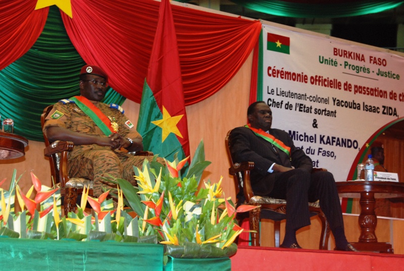 Les Chefs d'Etat entrant et sortant (© Burkina24)