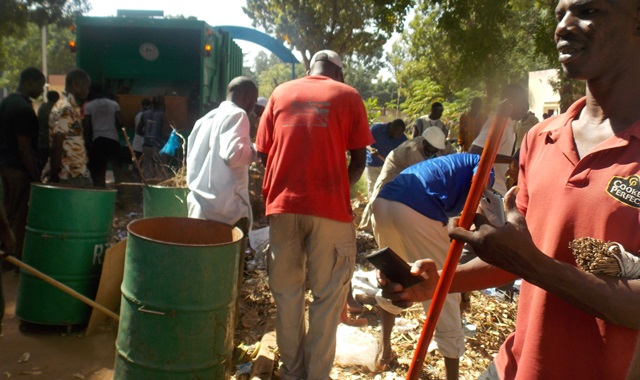 Ils sont sortis nombreux nettoyer la cour de la RTB (© Burkina 24)