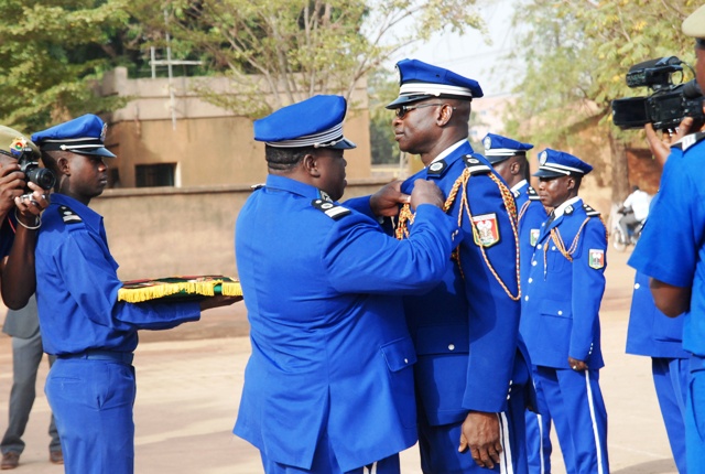 Le Lt Issa Boro recevant sa décoration des mains du Col Tuandaba Coulibaly, Chef d'état-major de la gendarmerie nationale (© Burkina24)