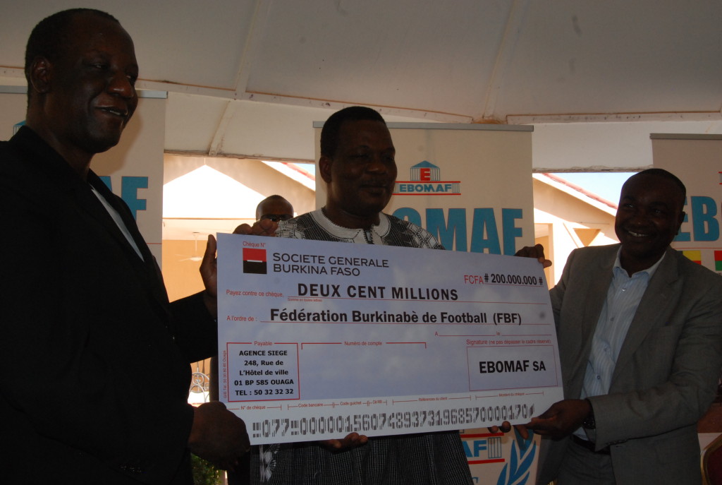 Mahamoudou Bonkoungou (à gauche) qui avait promi 200 millions de francs aux Etalons lors de la CAN 2013 a enfin tenu sa promesse