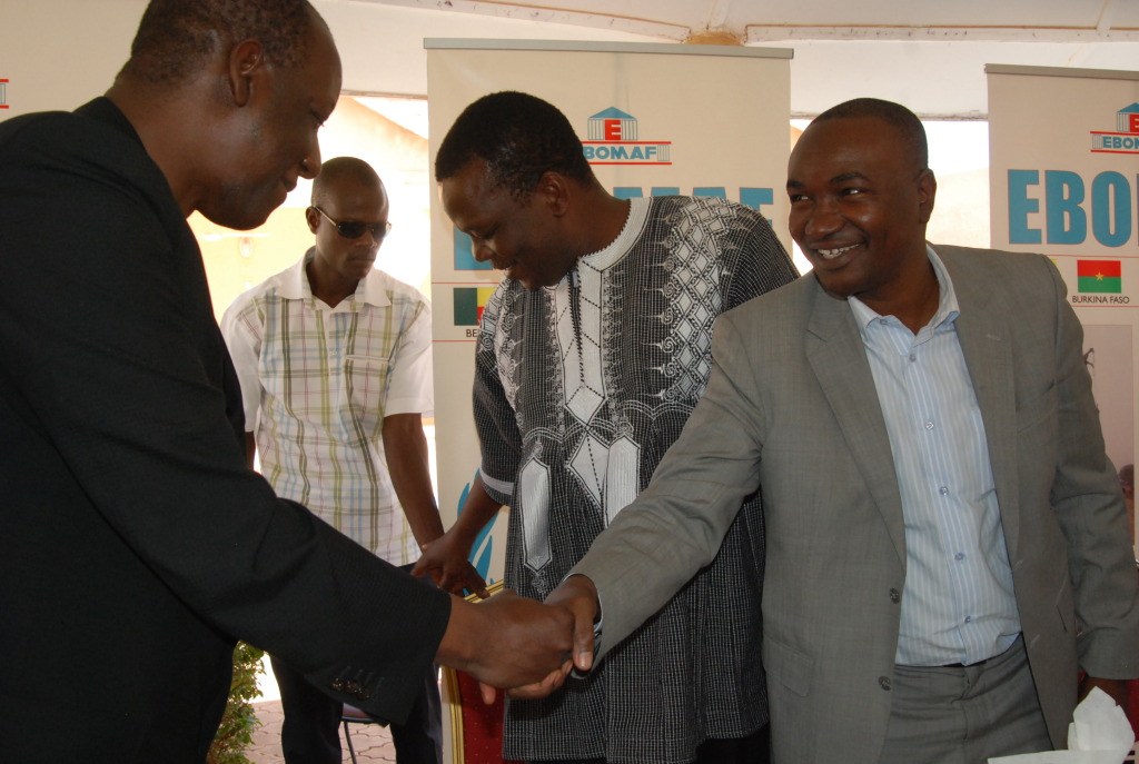 Poignée de main de la réconciliation entre l’opérateur économique Mahamoudou Bonkoungou (à gauche) et le Président de la FBF Sita Sangaré