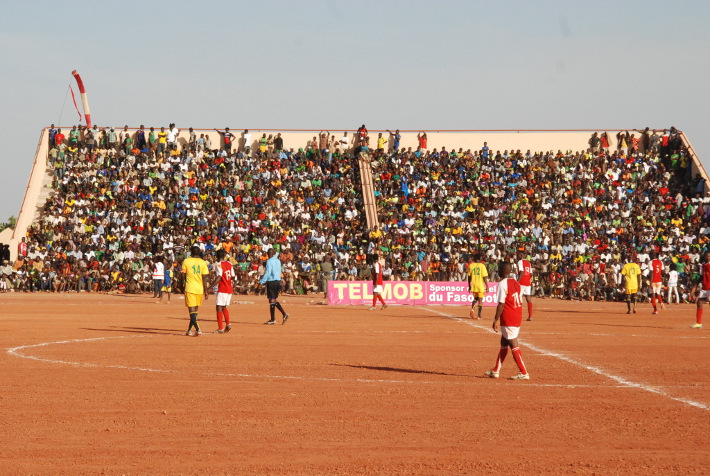 Les équipes de la boucle du Mouhoun et des Hauts Bassins ont eu l'honneur de livrer le match d'inauguration du Stade Sangoulé Lamizana. En face la tribune solaire.