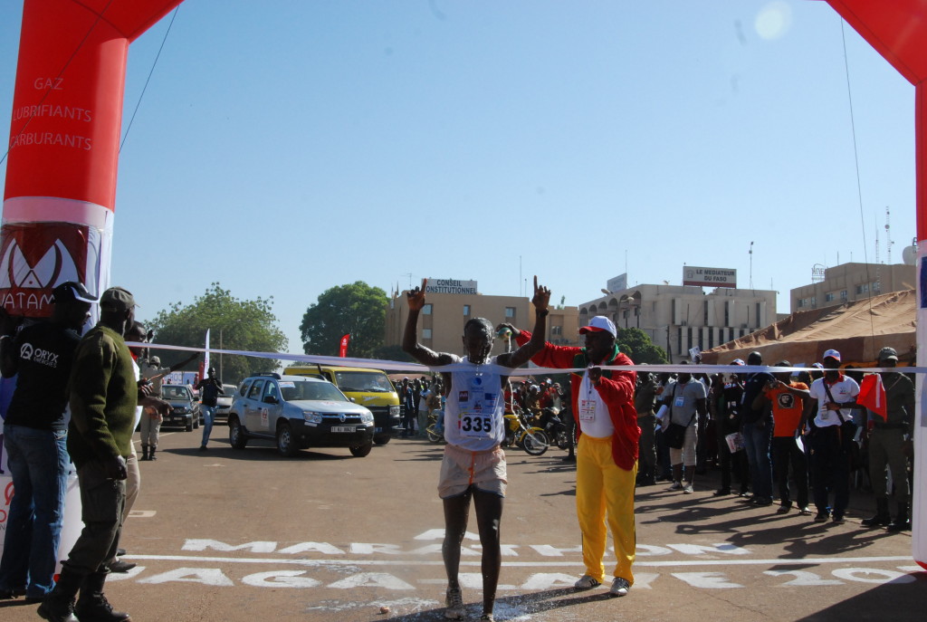 Salifou Guébré, le premier des burkinabè du Marathon Ouaga-Laye 2013 a enfin inscrit son nom au palmarès