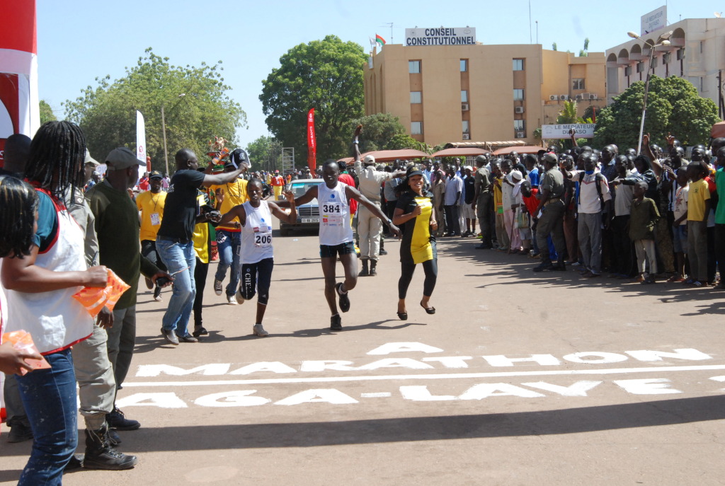 Pauline Wapanou  est la première femme à franchir la ligne d'arriver