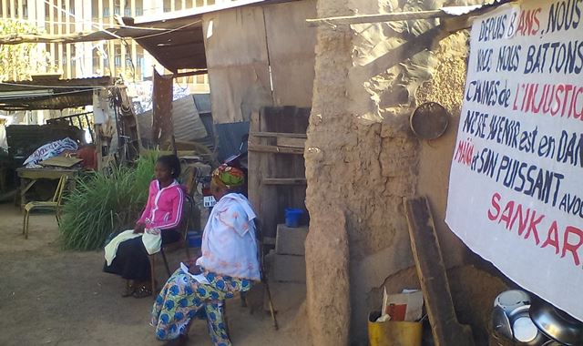 La veuve Dabré assise au milieu de la cour