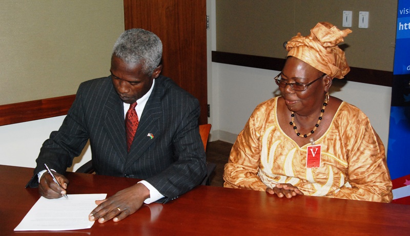  L'ambassadeur americain, signant l'accord de projet avec Suzanne Yaméogo de l’association Kabeela de Ziniaré