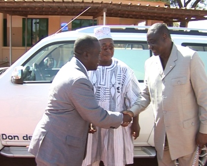 Elie Ouédraogo, le PCA de SEMAFO (à droite) remerciant après le don