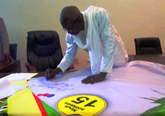 Le Président du CNT en train d'apposer sa signature sur la banderole / Copyright Burkina24