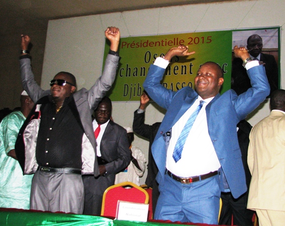 Adama Kiéma (en veste) et les jeunes ont lancé "Bassolé au pouvoir !"