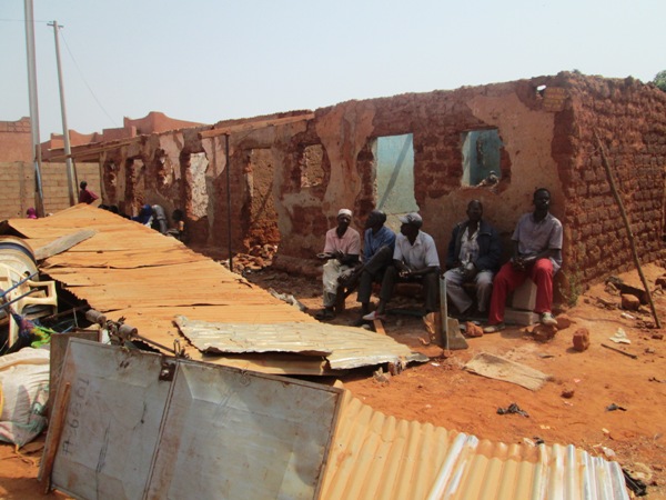 L’état de la cour après le passage des forces de l’ordre