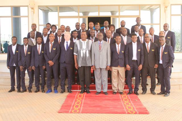Les Etalons avec le Chef de l'Etat à l'issue de l'audience (copyright Dircom Présidence du Faso)