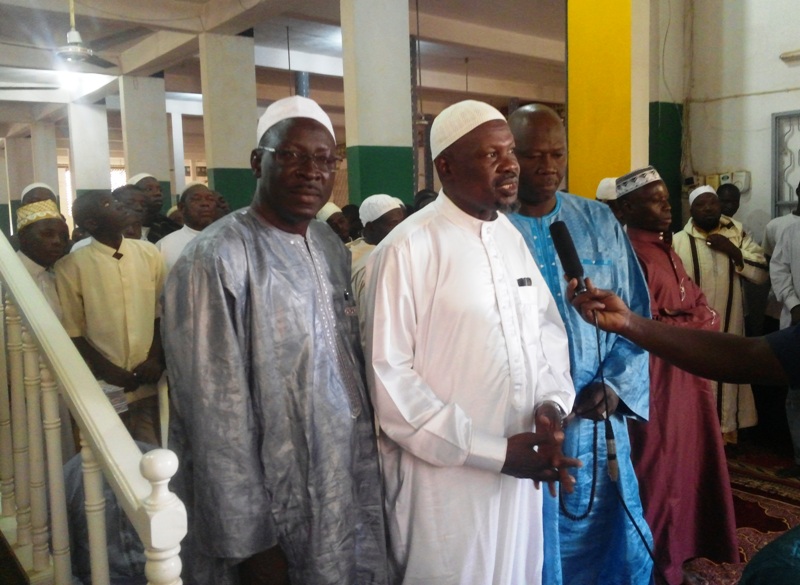 Le Président de la Communauté musulmane, El Hadj Adama Sakandé (En blanc)