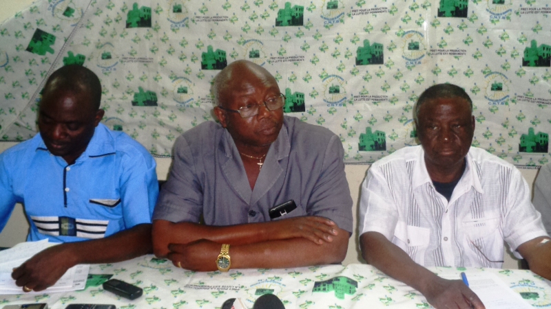 Le secrétaire général de la CNTB, Augustin Blaise Hien (au milieu), le SG de la CGT-B, Bassolma Bazié (en bleu).