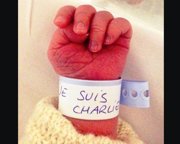 L'image représentée par un nouveau-né affublé d’un bracelet « Je suis Charlie » (Capture d’écran-Informaticien.com)