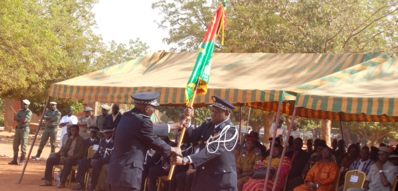 Remise du drapeau au nouveau directeur de l'ecole nationale de police (dos) par le directeurs general des ecole de police(face)©Burkina24.com