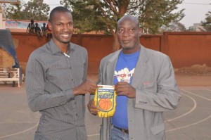 Mahamoudou Zoungrana (a droite) venu soutenir le promoteur de Moving Basketball Camp (MBC) Sylvain Zingué a reçu un fanion
