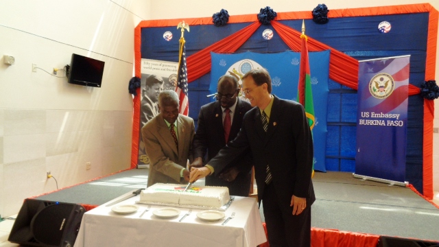 Le gâteau de la coopération coupé par les partenaires © Burkina24