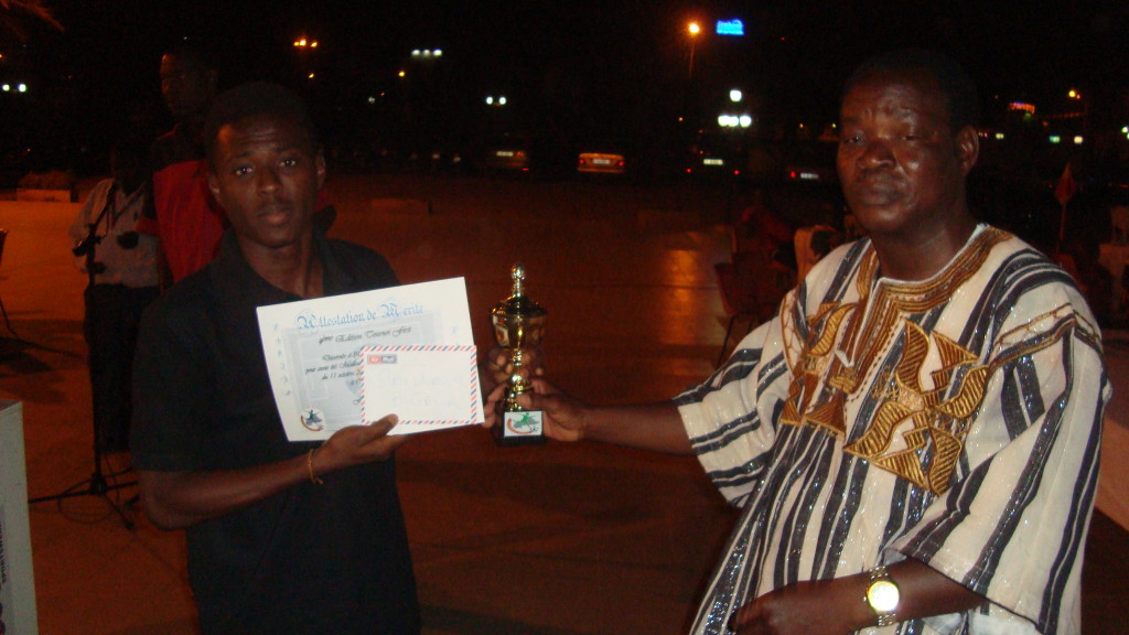 Abdoul Aziz Bonsa (droite) a remporté le titre de meilleur joueur de la compétition de football de Global First