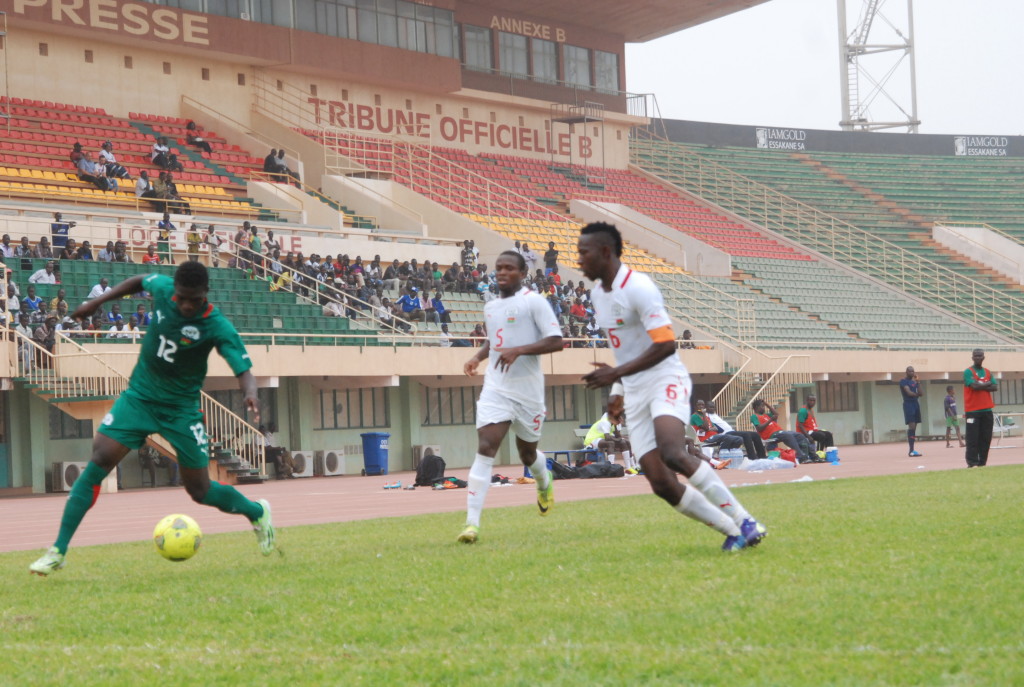Les moins de 23 ans en blanc étaient au dessus des locaux