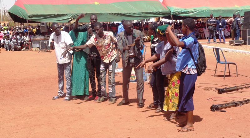 La troupe théâtrale Grin de Génie a épâté le public sorti massivement.