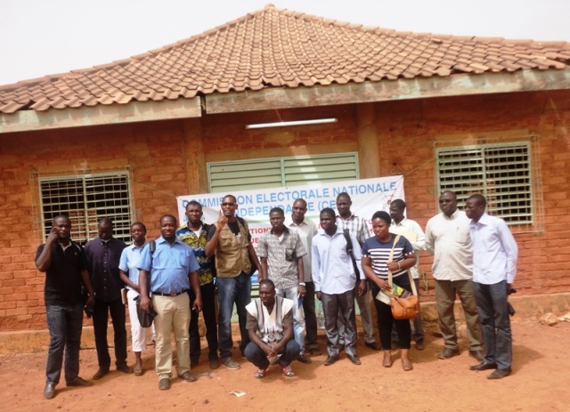 Photo de famille de la délégation conduite par Diakonia dans le cadre du monitoring de l'enrôlement biométrique à Ouahigouya et environnants.
