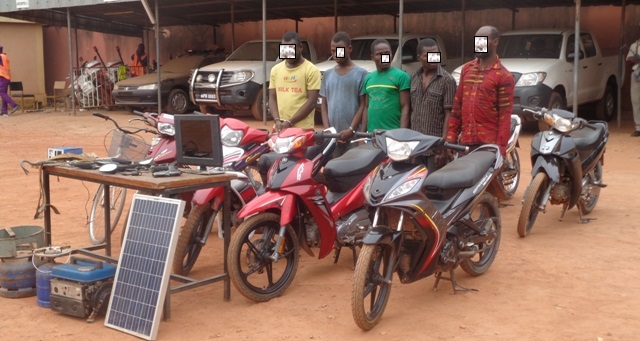 "Avant de se retirer, ils referment la porte et cassent la clef dans la serrure pour s’assurer qu’aucun membre de la famille ne puisse sortir et cirer au voleur" © Burkina24